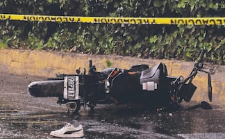 Sin casco y a exceso de velocidad: Motociclista se estampa y muere en Iztapalapa