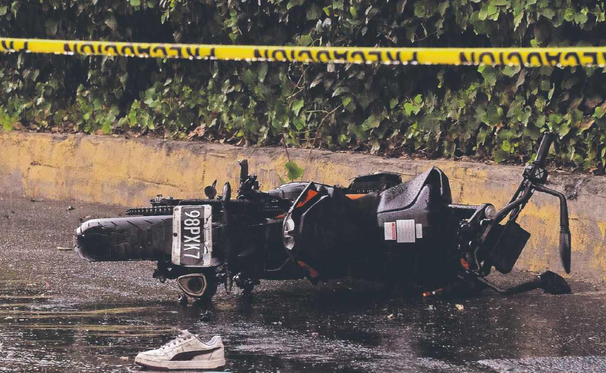 Sin casco y a exceso de velocidad: Motociclista se estampa y muere en Iztapalapa