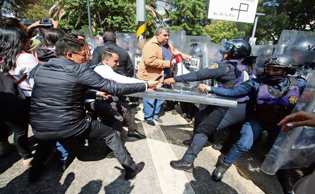 Trabajadores del PJF se van a los golpes vs policías por fideicomisos, en protestas simultáneas