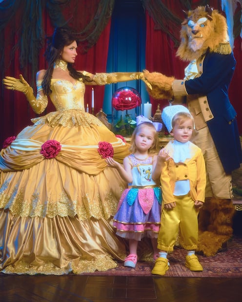 Paris Hilton se viste de princesa y su hija termina como tacita, la critican por robarse el protagonismo
Foto: Redes Sociales