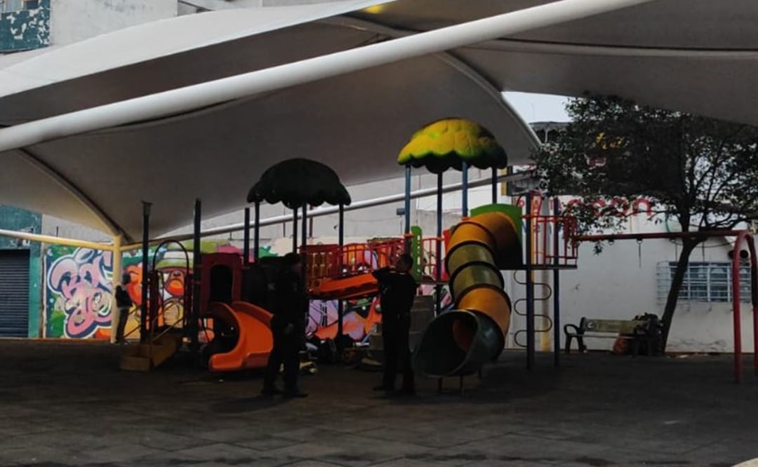 Inadaptados se divierten plomeando a indigente, en un parque infantil de CDMX