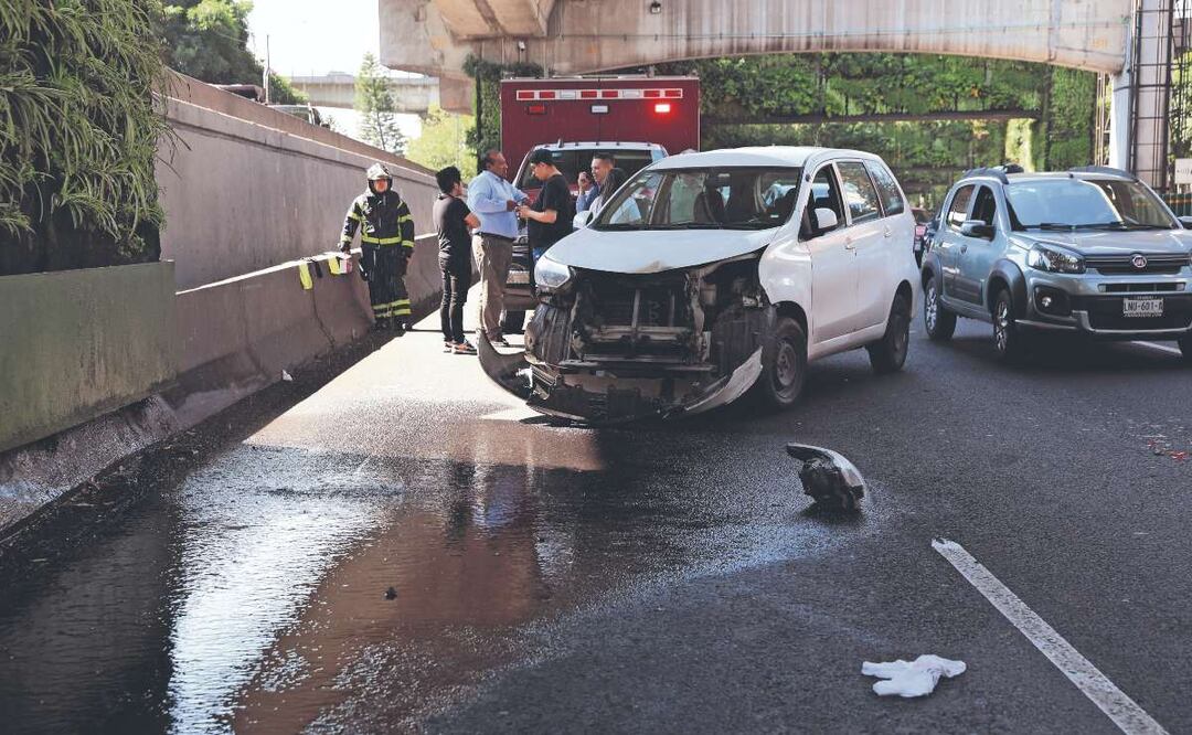 Biker trata de esquivar choque y termina arrollado en Periférico