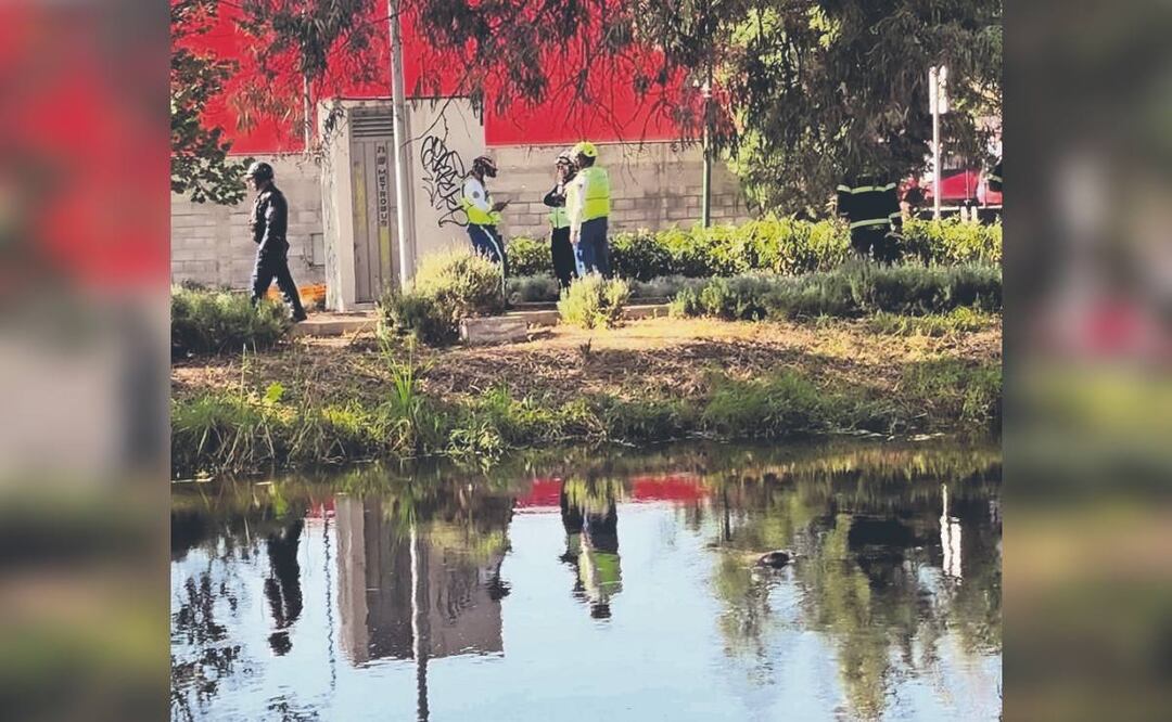 Hombre “nadaba de muertito” en Xochimilco, tardaron 3 horas en sacarlo