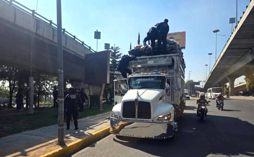 Foto: Yara Silva (Mueren dos trabajadores de limpia tras chocar contra puente en Periférico y Gustavo Baz, Naucalpan )