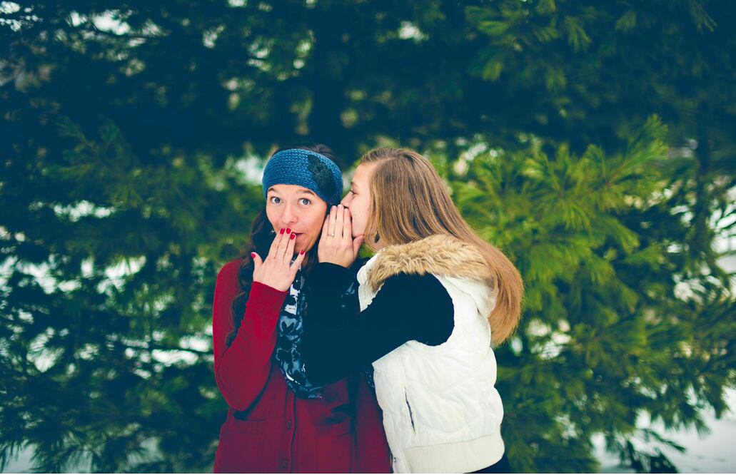 ¡Que no te de pena! Echar chisme es bueno, lo dice la ciencia