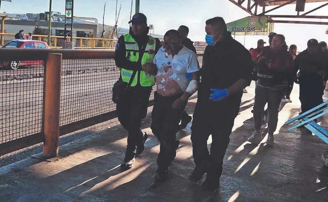 Rajan a policía afuera de la Línea B del Metro en un intento de asalto. Foto: (Especial)