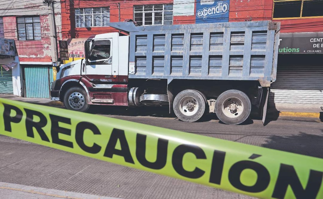 limpiaparabrisas murió prensado en la llantas de un camión en Ecatepec. Foto: (Luis Camacho. El Gráfico)