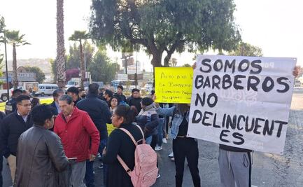 Barberos bloquean Vía Morelos en Ecatepec, se manifiestan por clausuras de sus negocios en operativo “Atarraya”