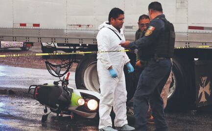 ¡Punto ciego mortal! Biker intenta rebasar y acaba debajo de un tráiler en la GAM