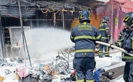 ¡Explota el terror en la México-Puebla! Falla de gas desata voraz incendio en puestos de comida