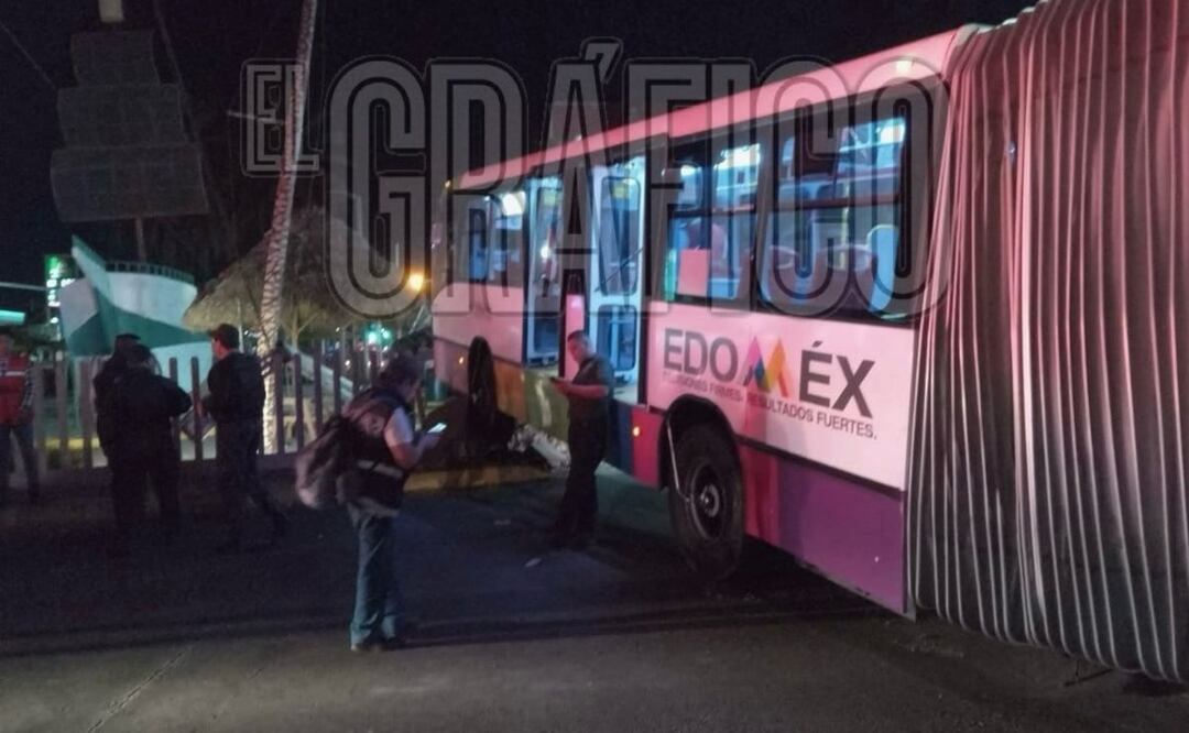Captan en video aparatoso choque del Mexibús, por culpa de automovilista