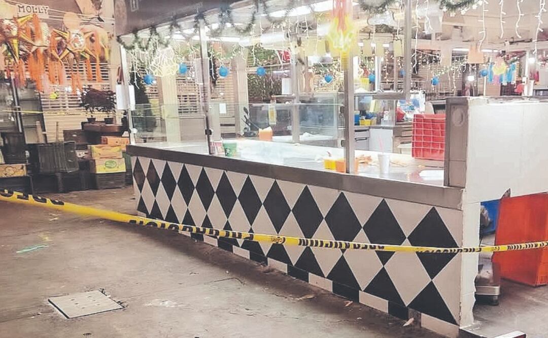 Despluman a pollero dentro de un mercado de Coyoacán, sospechan de extorsionadores
