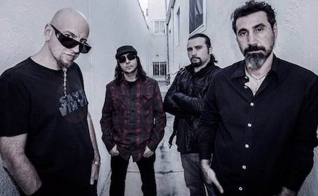 ¿System of a Down cumplió en CDMX? Bengalas, nostalgia y bajo volumen en el Estadio GNP