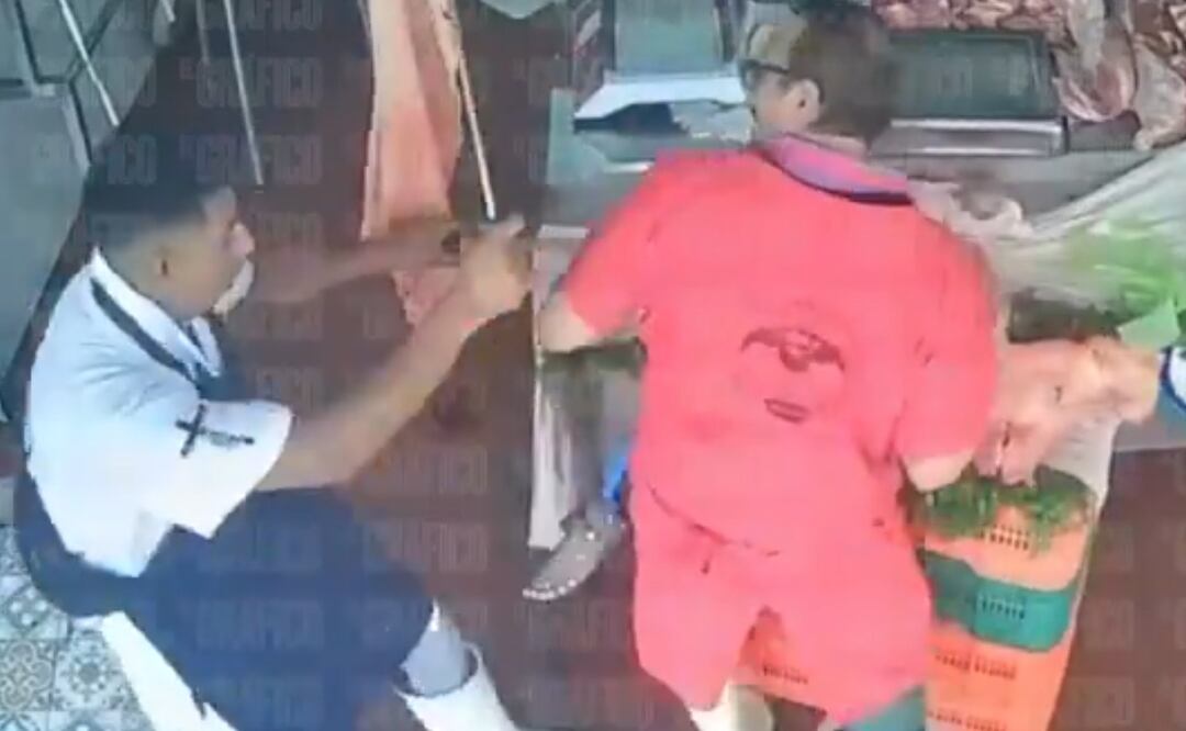 VIDEO: Trabajador de una carnicería acuchilla a su compañero, en Tlalnepantla
