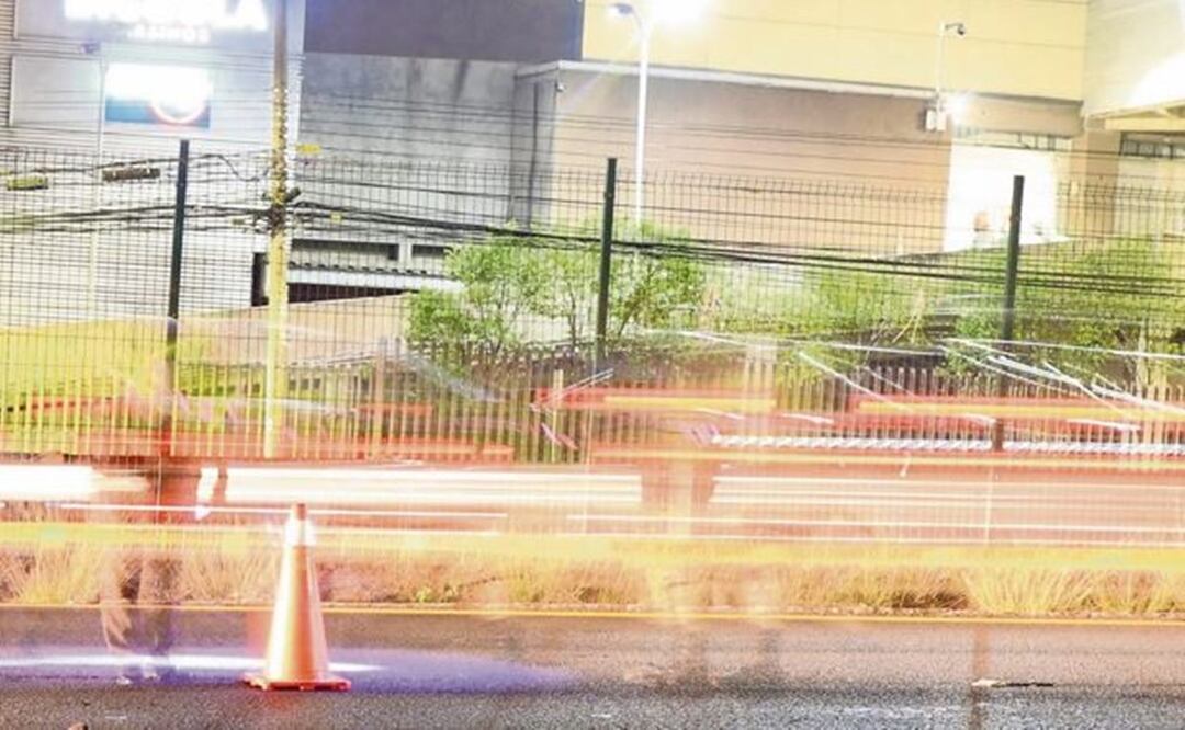 Peatón intenta cruzar la México-Toluca y le dan aventón al otro mundo