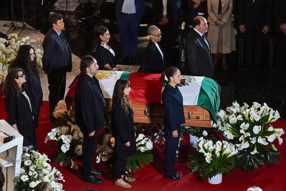 CIUDAD MÉXICO, 30OCTUBRE2026.- Claudia Sheinbaum, presidenta de México, durante el homenajede de cuerpo presente al político Cuauhtémoc Cárdenas en el Palacio de Bellas Artes en donde mexicanos pudieron darle el último adiós al que también fuera jefe de gobierno y senador.
FOTO: ROGELIO MORALES /CUARTOSCURO.COM