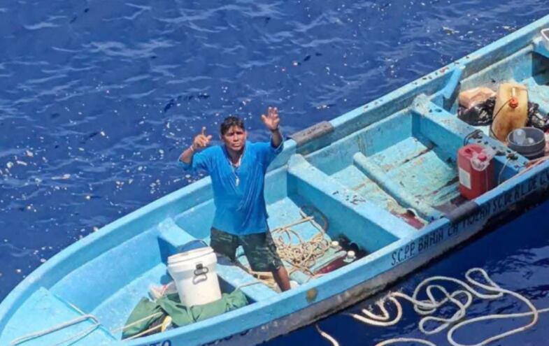 "¡Está vivo!" Rescatan a pescador mexicano tras una semana a la deriva en el Pacífico 