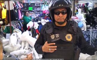 Autoridades decomisan playera y balones piratas referentes al Mundial 2026, en Tepito 