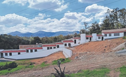 Universitarios batallan para llegar por calles en mal estado, baches y obras parecen no tener fin