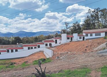 Universitarios batallan para llegar por calles en mal estado, baches y obras parecen no tener fin