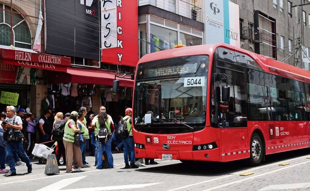Mujer intenta ganarle el paso al Metrobús y se lleva un pase al otro mundo, en el Centro CDMX