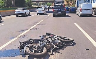 ¡LO APLASTA Y ARRASTRA! Motociclista muere bajo las llantas de un camión en la México-Querétaro