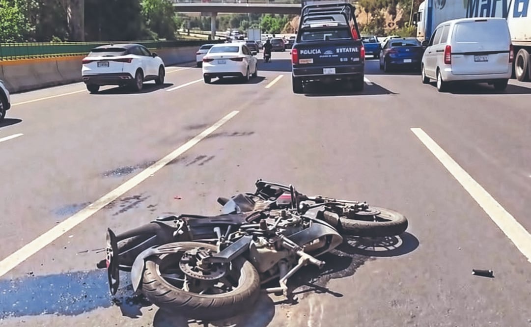 ¡LO APLASTA Y ARRASTRA! Motociclista muere bajo las llantas de un camión en la México-Querétaro
Foto: Especial