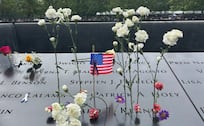 9/11: ¿Por qué aparecen rosas blancas en algunos nombres del Memorial en Nueva York?