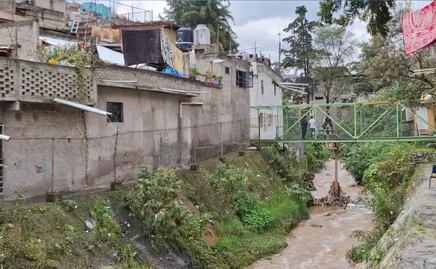 Amarrado de manos y pies, hallan cuerpo flotando en río de Naucalpan