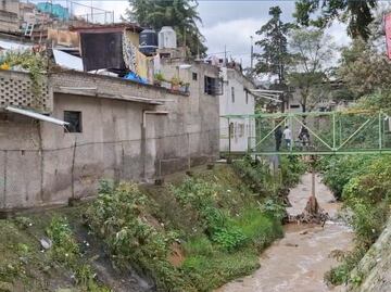 Amarrado de manos y pies, hallan cuerpo flotando en río de Naucalpan