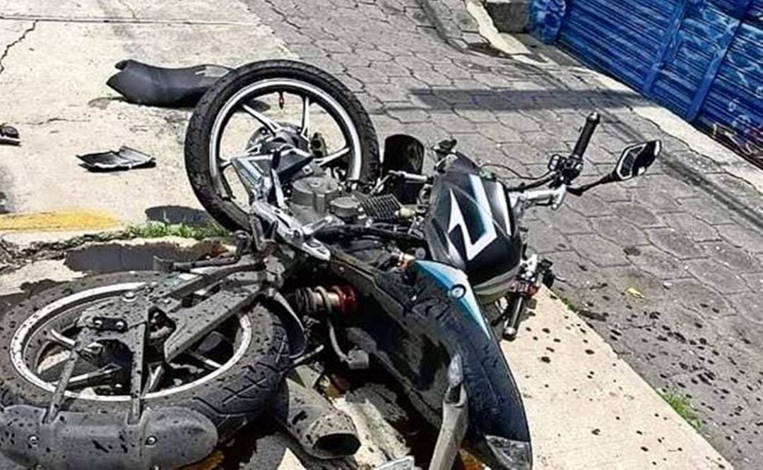 La Parca separa a pareja de bikers tras brutal choque contra un automovilista, en Atizapán