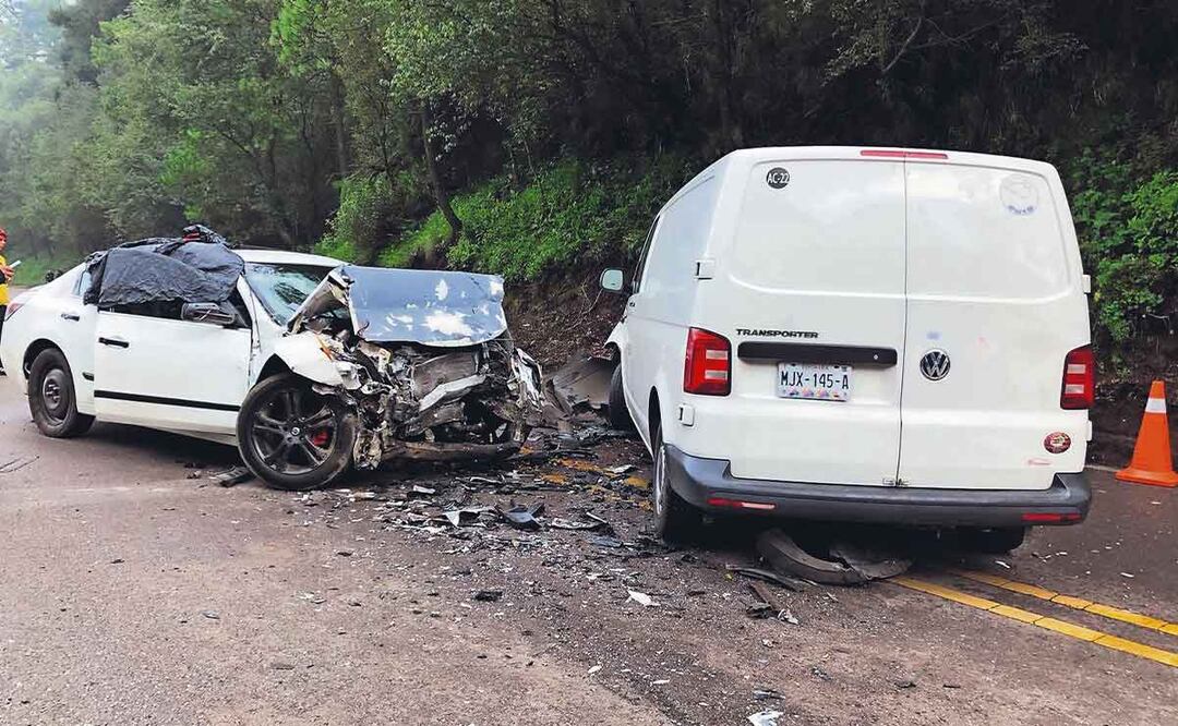 Rebasar por la izquierda les cuesta la existencia por brutal choque, en la México-Cuernavaca