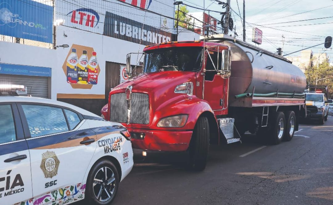 Pipa le pasa por encima a un biker que circulaba por División del Norte. Foto: (Luis Camacho. El Gráfico)