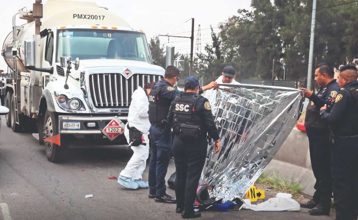 Primos en moto se sintieron en rápidos y furiosos y uno terminó arrollado por una pipa en Iztapalapa