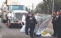 Primos en moto se sintieron en rápidos y furiosos y uno terminó arrollado por una pipa en Iztapalapa