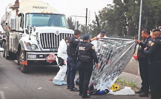 Primos en moto se sintieron en rápidos y furiosos y uno terminó arrollado por una pipa en Iztapalapa