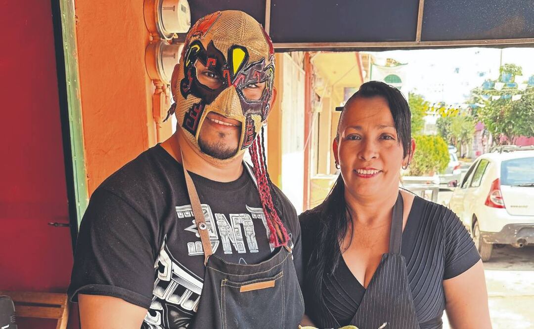 Príncipe Tezka calienta las carnes para tacos bien carbones