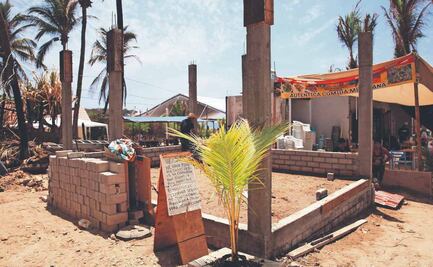 Tras incendio en Zicatela, restauranteros resurgen entre cenizas en plena Semana Santa