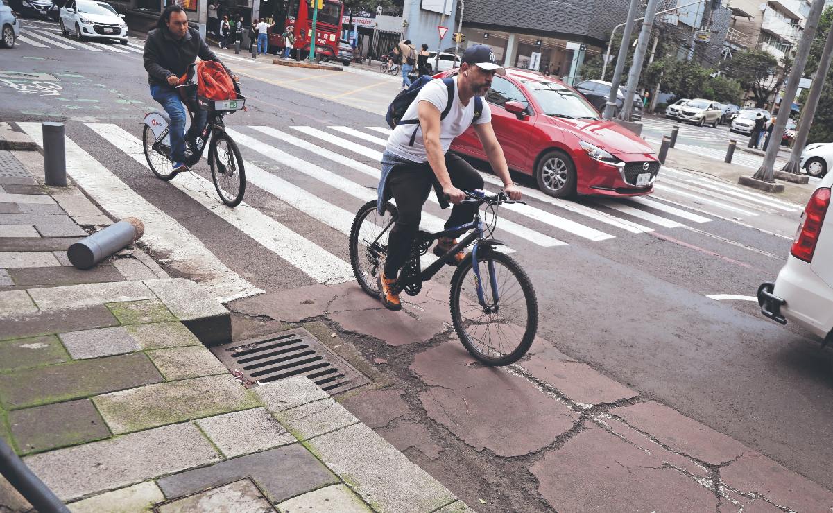 ¡Ciclovía en el abandono! Insurgentes pierde bolardos y automovilistas invaden el carril