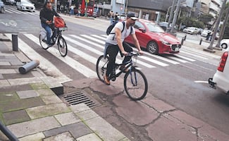 ¡Ciclovía en el abandono! Insurgentes pierde bolardos y automovilistas invaden el carril