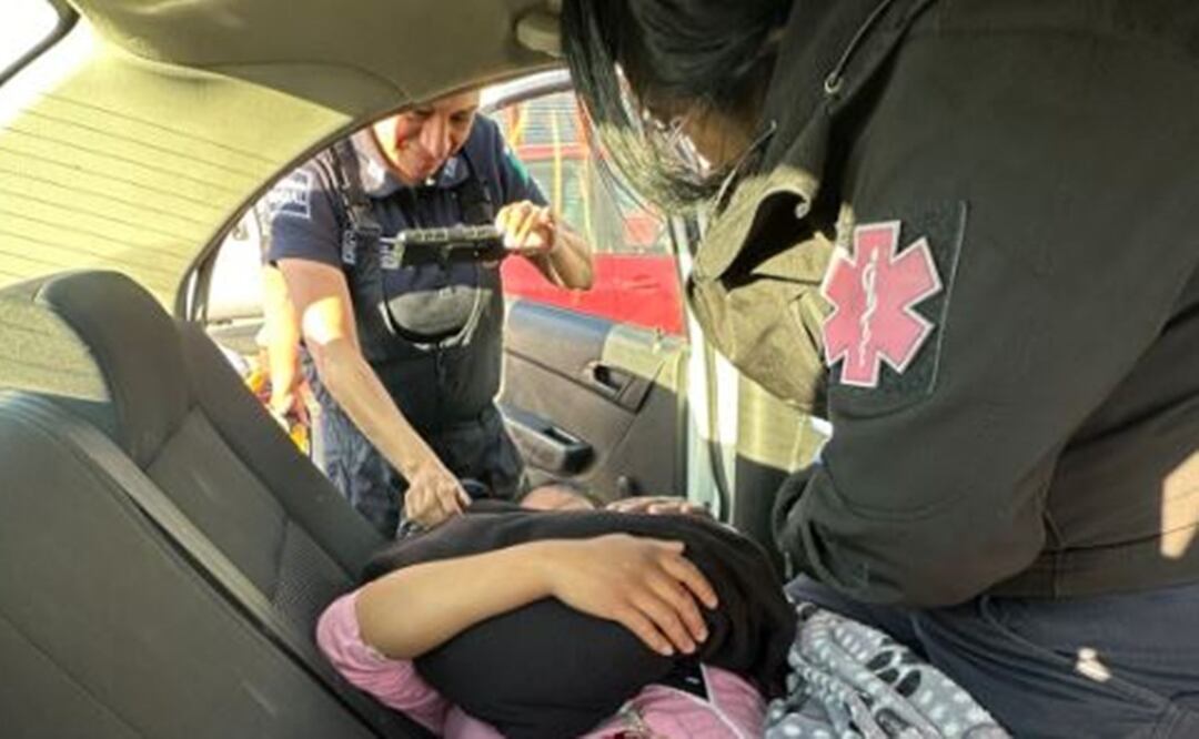 Policías de tránsito sueltan el silbato para hacerla de parteras, en Ecatepec