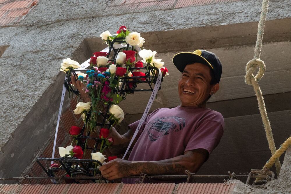 Albañiles festejaron el Día de la Santa Cruz, en una obra de la colonia Centro, para agradecer el trabajo y que no haya accidentes fatales en la obra. Ahí festejaron con una misa, barbacoa y un trago.