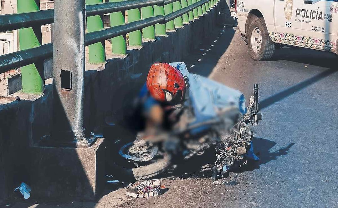 Biker se queda sin poderes, se estampa contra poste y muere en la Gustavo A Madero. Foto: (Osmar Alvarado. El Gráfico)