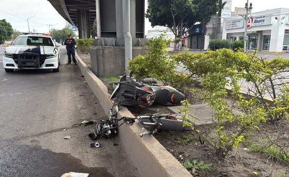 ¡El pilar fue su tumba! Conductor impacta a motociclista que fue lanzado a camellón donde murió
