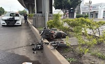 ¡El pilar fue su tumba! Conductor impacta a motociclista que fue lanzado a camellón donde murió