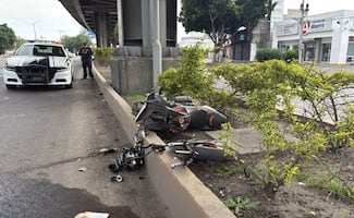 ¡El pilar fue su tumba! Conductor impacta a motociclista que fue lanzado a camellón donde murió