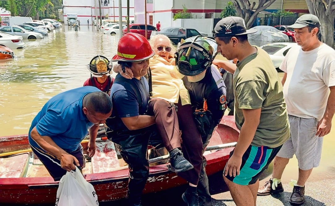 Cerca de  900 automóviles, y un aproximado de 190 departamentos y casas, están bajo el agua en los Reyes Ixtacala, municipio de Tlalnepantla. Son 18 entradas sobre la calle Paseo del Ferrocarril, las que se encuentran bajo el agua. Bomberos sacan a la gente de sus viviendas en lanchas. Foto: Valente Rosas / EL GRAFICO