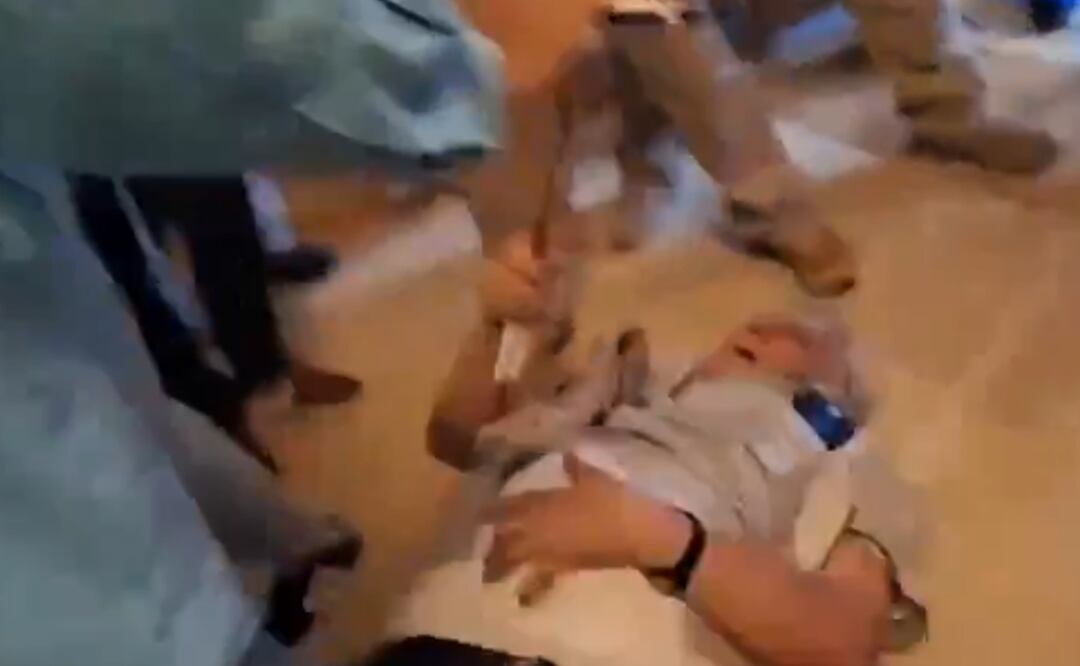 VIDEO: Equipo de Xóchitl Gálvez agrede y tira a periodista de 70 años