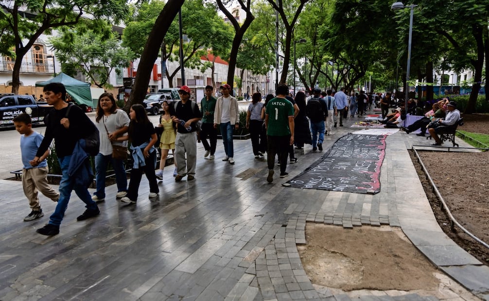 Ambulantes en la Alameda Central de la Ciudad de México. Foto Hugo Salvador / EL GRÁFICO