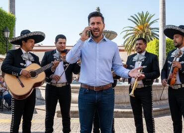 Taxista presencia una serenata por ¡CELULAR! ¿Pues que pasó?